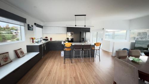 Konyha, Beach Getaway - Blessington Villa in Sandford