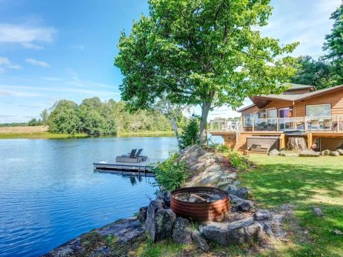 Private waterfront cottage - hot tub & kayaks