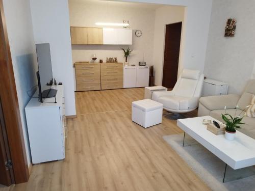 Amazing flat in old town with large balcony, Bratislava (fotografie 10)