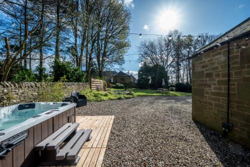 The Farmhouse - Countryside Escape with Hot Tub