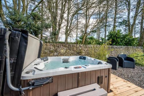 The Farmhouse - Countryside Escape with Hot Tub