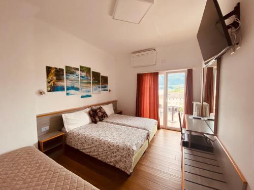 3 twin beds
