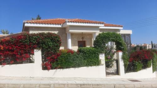 Villa Best Holiday- breathtaking sea views, amazing garden, private pool, BBQ, next to CORAL BAY, Lower Peyia, Paphos, Peyia (Foto 7)