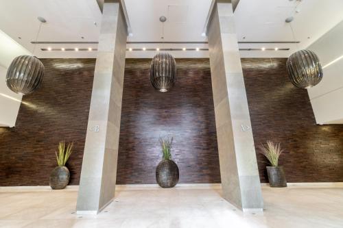 Luxurious Downtown Jerusalem Retreat with Balcony & Parking - image 6