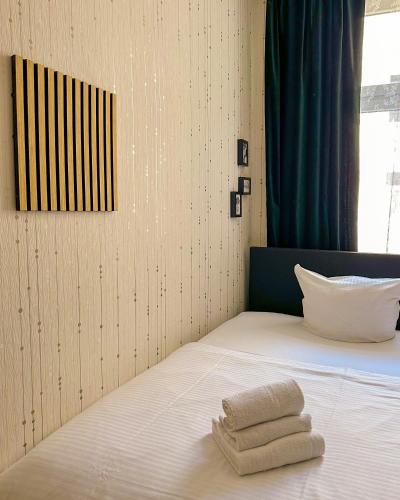 Basic Single Room with Shared Bathroom image 10