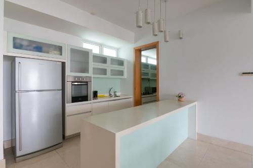 A Chic & Comfy 3BR EmbassyView Suite FREE Parking - main image