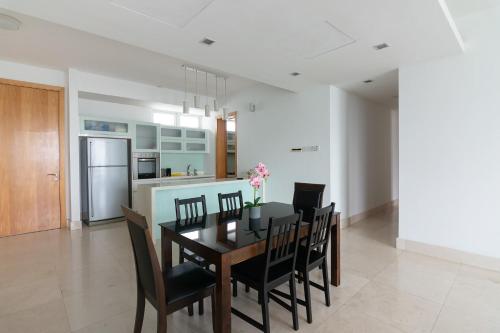 A Chic & Comfy 3BR EmbassyView Suite FREE Parking - image 2