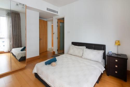 A Chic & Comfy 3BR EmbassyView Suite FREE Parking - image 3