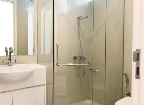 A Chic & Comfy 3BR EmbassyView Suite FREE Parking - image 4