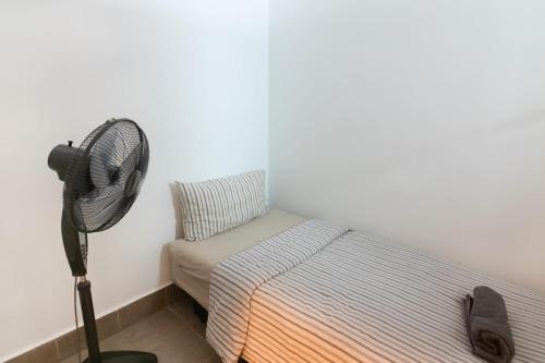 A Chic & Comfy 3BR EmbassyView Suite FREE Parking - image 6