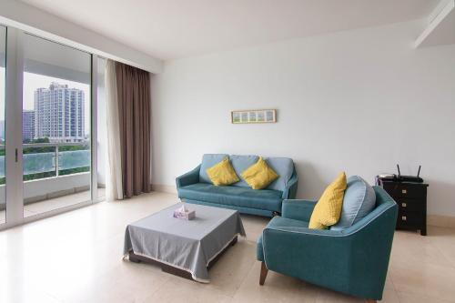 A Chic & Comfy 3BR EmbassyView Suite FREE Parking - image 8