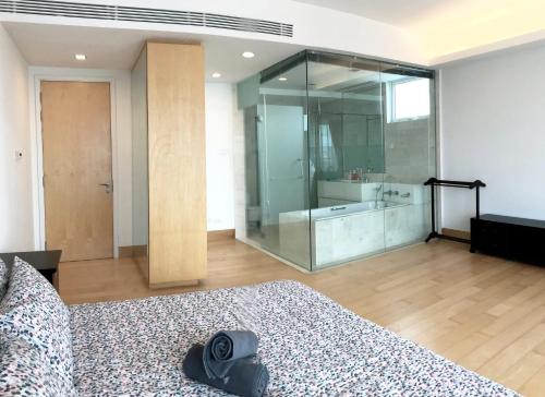 A Chic & Comfy 3BR EmbassyView Suite FREE Parking - image 10