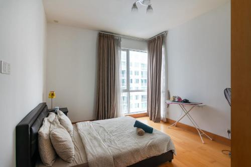 A Chic & Comfy 3BR EmbassyView Suite FREE Parking - image 12