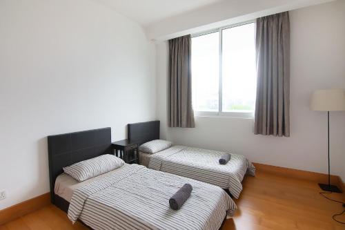 A Chic & Comfy 3BR EmbassyView Suite FREE Parking - image 13