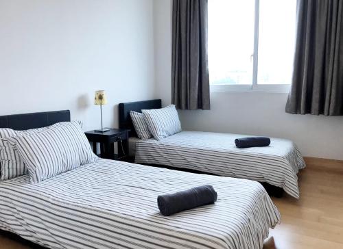 A Chic & Comfy 3BR EmbassyView Suite FREE Parking - image 5