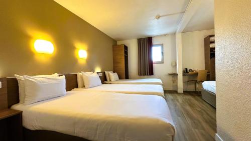 Hotel Kyriad Le Bourget Centre-Parc des Expositions Room Type - Quad Room - 4 Single Beds