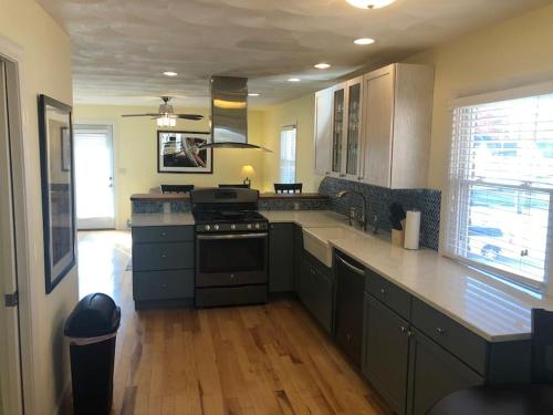 Entire apartment close to downtown - 2 Queen beds in Springfield, USA