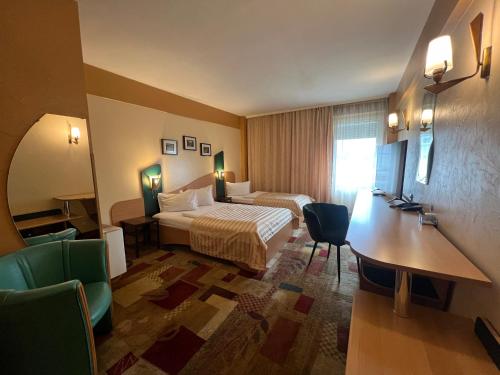 1 double bed, 1 twin bed
