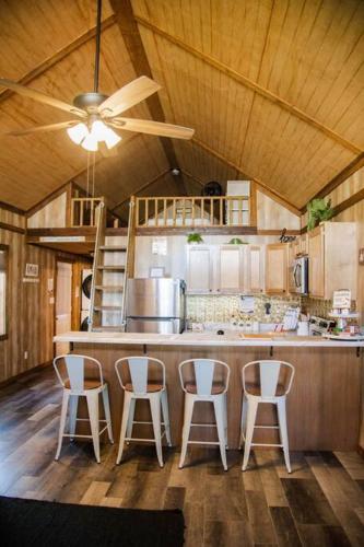 Konyha, Rustic Chic Alabama Cabin w Loft Fire Pit Pet Friendly Fenced Yard Lake Guntersville - Coco Chateau in Guntersville (Alabama)