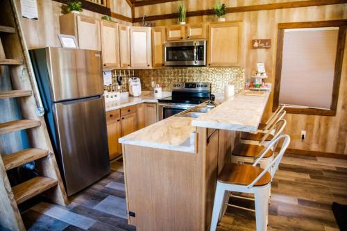 Konyha, Rustic Chic Alabama Cabin w Loft Fire Pit Pet Friendly Fenced Yard Lake Guntersville - Coco Chateau in Guntersville (Alabama)
