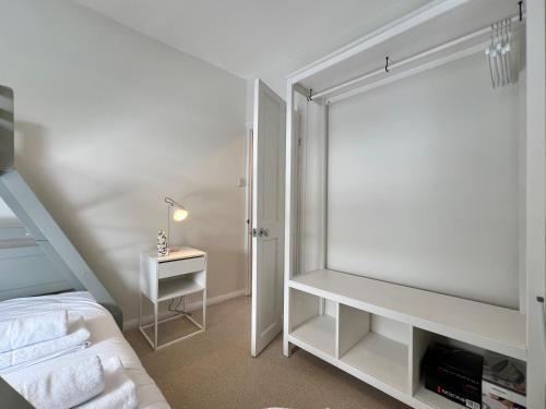 Charming Central Windsor 2 Bed Cottage Private Garden Legoland Ascot Windsor Castle Thorpe Park Heathrow Airport, Windsor (zdjęcie 9)