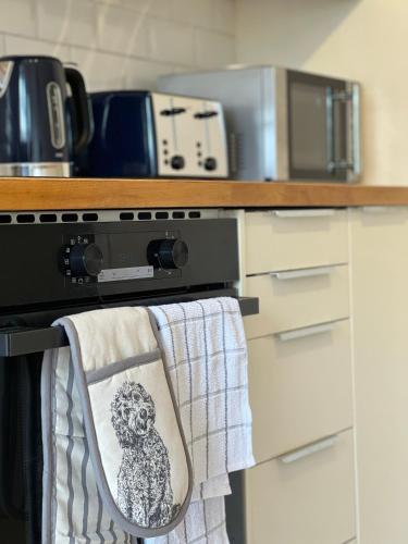 Charming Central Windsor 2 Bed Cottage Private Garden Legoland Ascot Windsor Castle Thorpe Park Heathrow Airport, Windsor (zdjęcie 10)
