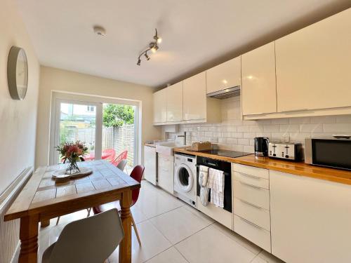 Charming Central Windsor 2 Bed Cottage Private Garden Legoland Ascot Windsor Castle Thorpe Park Heathrow Airport, Windsor (zdjęcie 4)