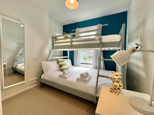 Charming Central Windsor 2 Bed Cottage Private Garden Legoland Ascot Windsor Castle Thorpe Park Heathrow Airport, Windsor (zdjęcie 3)