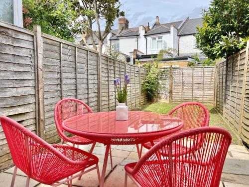 Charming Central Windsor 2 Bed Cottage Private Garden Legoland Ascot Windsor Castle Thorpe Park Heathrow Airport, Windsor (zdjęcie 5)