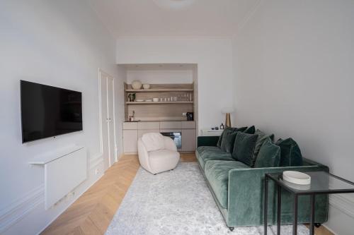 Chic & Stylish 1BD Apartment Champs Elysées - image 14