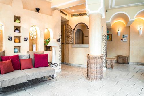 Lobby, Villa Royale Montsouris Hotel in 14th - Tour Montparnasse