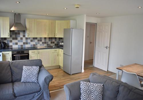 Chichester Holiday Properties - Cawley Priory, 2 Bedroom City Centre Apartment