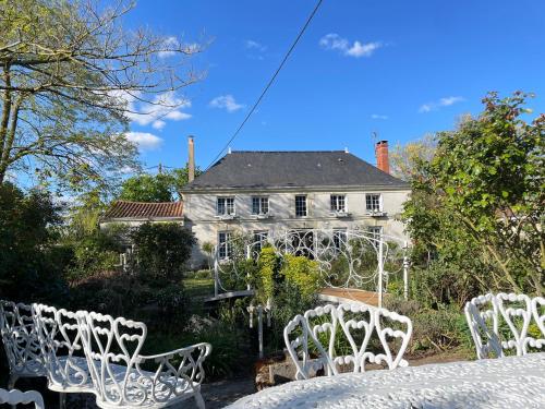 Chambre de charme dans un jardin de 1500m2 chambre d'hôte La Fosse-de-Tigné