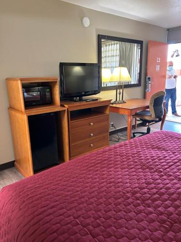 Rodeway Inn & Suites Greensboro Southeast