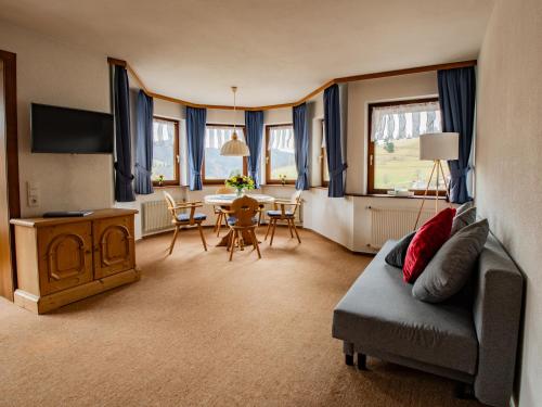 1 king bed, 2 twin beds, 1 sofa bed