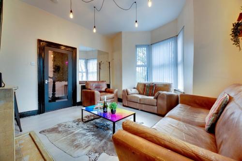 Newcastle CITY APT5,FREE STREET PARKING,4 BEDROOM HOUSE WITH 2 FULL BATHROOM AND KITCHEN,ALL ROOMS WITH TVs,7 BEDS,NETFLIX 5