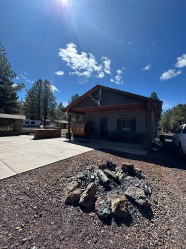 The Rustic Retreat - Cozy Cabin in the Pines! Close to the Polar Express, Grand Canyon & Bearizona, Williams