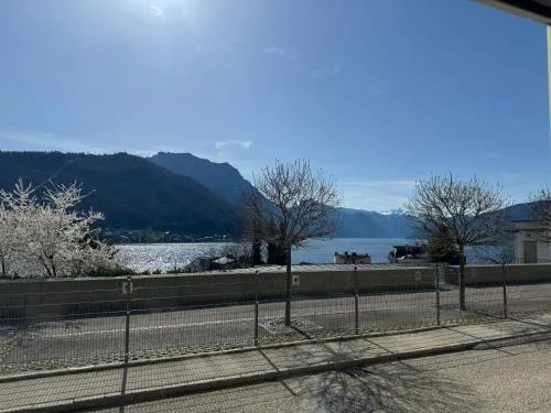 Seepanorama an der Esplanade 1 in Gmunden, Österreich