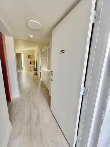 1BR with Kitchen Close To Sunny Isles Beach in Eastern Shores
