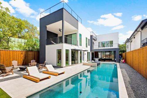 Newly Built 4BR home in Uptown Dallas - Private Pool, Hot Tub, Gym & Games Room! in Dallas, USA