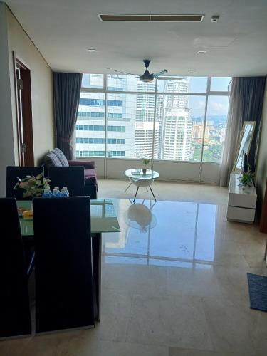 Lovely 2&3 Bedrooms condo KLCC and KL tower views