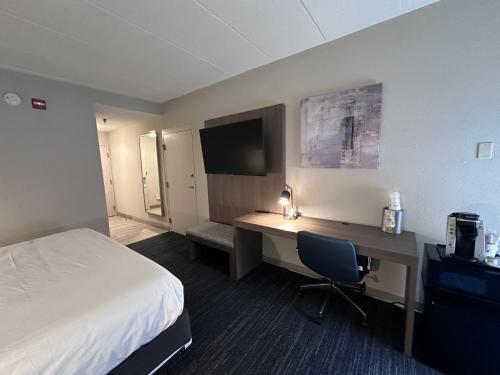 Holiday Inn Express Hotel & Suites Waynesboro-Route 340 an IHG Hotel - image 7