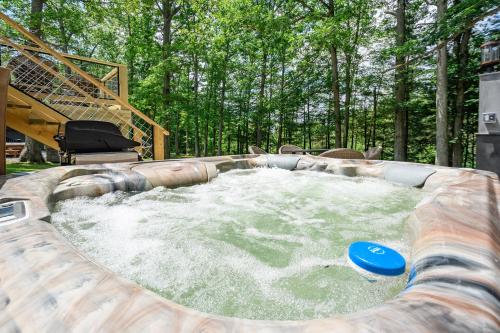 Magnolia - Lakefront, dog friendly, dock slip, hot tub in Oakland, USA