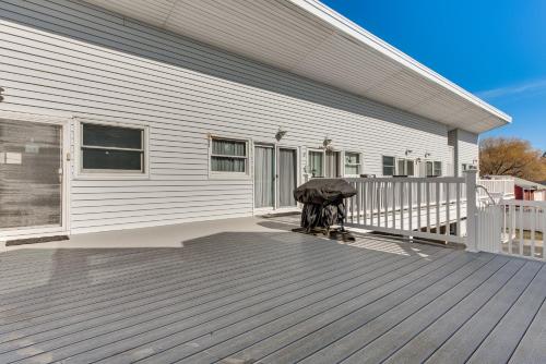 Cozy York Studio with Ocean View, Steps to Beach! Cozy York Studio with Ocean View, Steps to Beach!