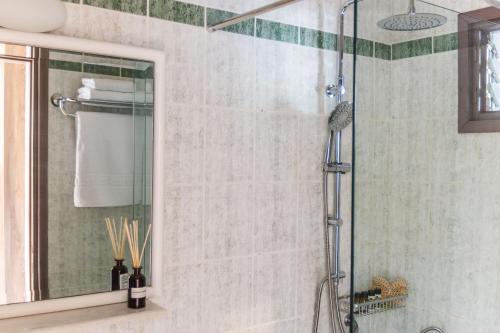 Double Room with Balcony image 9