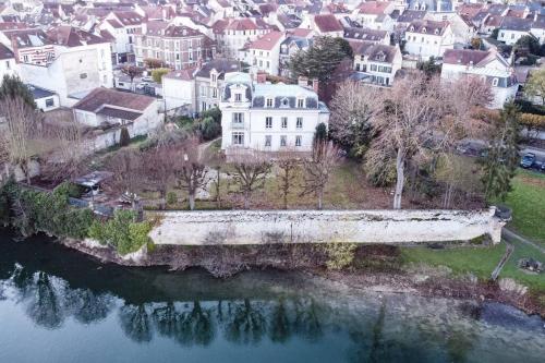 Waterfront Manoir near Paris, Champagne and Disney