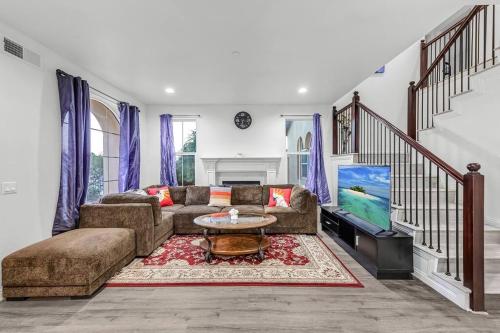 Spacious 5 BD Retreat between Disneyland and Universal in El Monte, Vereinigte Staaten von Amerika