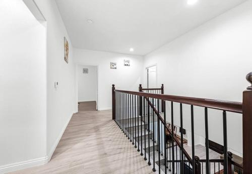 Spacious 5 BD Retreat between Disneyland and Universal in El Monte, USA