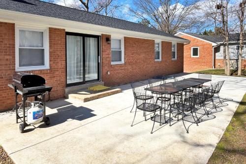 GREAT HOUSE FOR GREAT FAMILY in West Springfield, USA