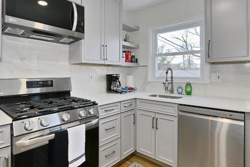GREAT HOUSE FOR GREAT FAMILY in West Springfield, USA